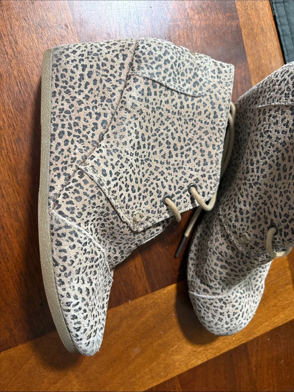 Tom’s Women’s Leopard Print Drawstring Bucket Bag - Neutral Size 6.5
